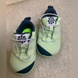 Nike swoosh girls size 4C DB3553-310